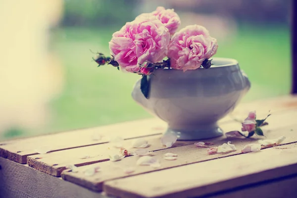 新鲜粉红牡丹玫瑰在花盆在花园桌上 — 图库照片