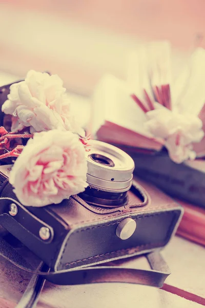 Closeup View Vintage Photo Camera Flowers Wooden Surface — Stock Photo, Image