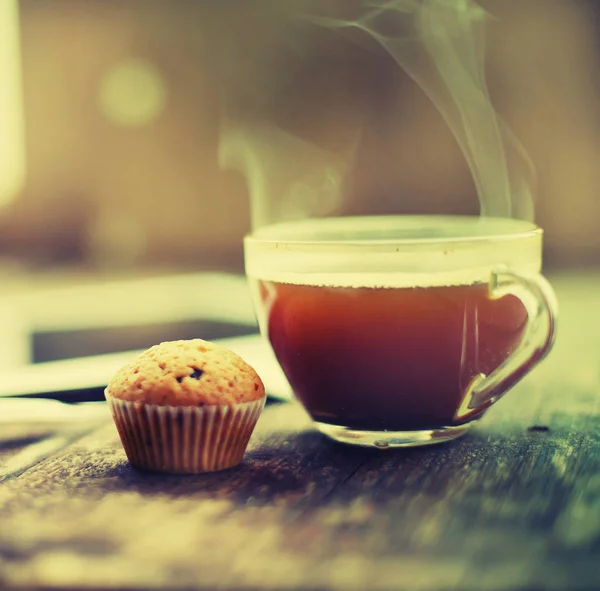 Nahaufnahme Von Tee Muffin Und Digitalem Tablet Auf Holztisch — Stockfoto