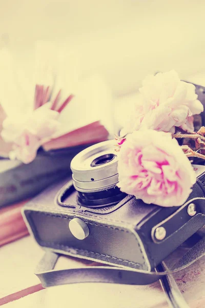 Primo Piano Vista Della Macchina Fotografica Epoca Con Fiori Sulla — Foto Stock