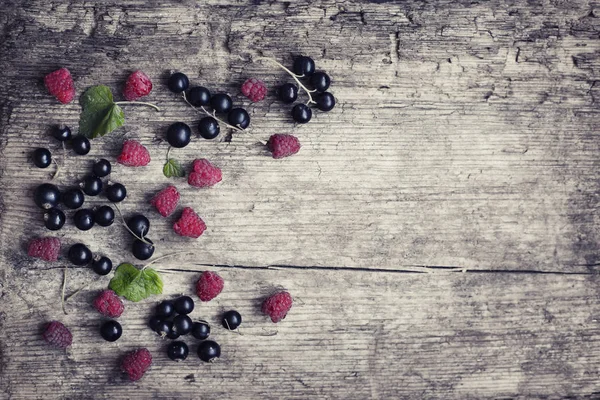 Framboises Mûres Cassis Éparpillés Sur Surface Bois Avec Des Feuilles — Photo