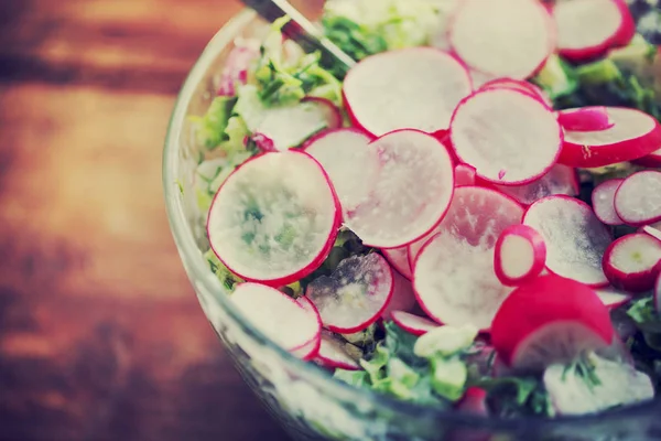 Aptitretande Rädisor Sallad Skål Trä Bakgrund — Stockfoto