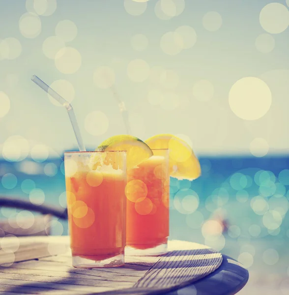 Два Стакана Апельсинового Сока Столом Пляже — стоковое фото