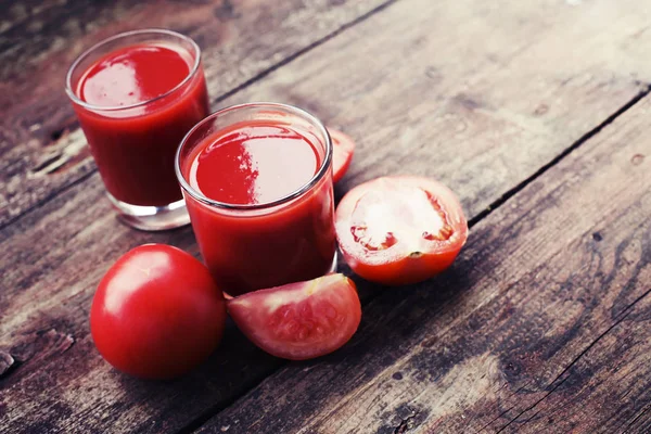 Jus Tomate Aux Tomates Sur Fond Bois — Photo