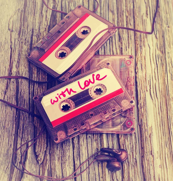 Cassette Colorate Con Cuffie Sfondo Legno — Foto Stock