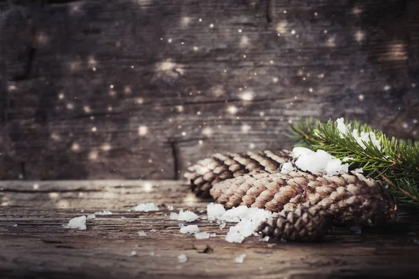 Nahaufnahme Von Tannenzapfen Schnee Als Weihnachtsdekoration Über Hölzernem Hintergrund — Stockfoto