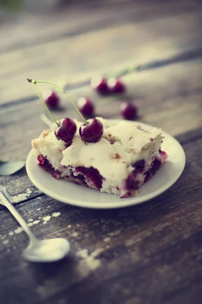 Torta Ciliegie Appetitoso Sfondo Legno — Foto Stock