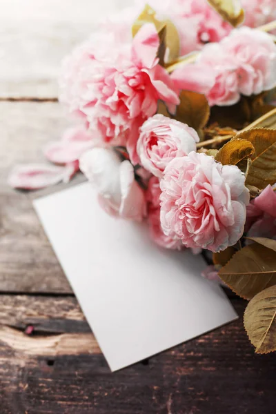 Erstaunliche Rosa Blumen Mit Weißem Papier Für Kopierraum Auf Holzhintergrund — Stockfoto