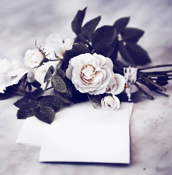 Strauß Frischer Rosen Auf Leerem Umschlag — Stockfoto