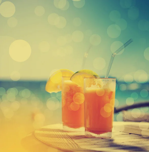 Два Стакана Апельсинового Сока Столом Пляже — стоковое фото