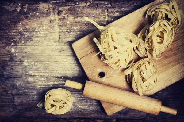 Nidos Fettuccine Con Rodillo Sobre Fondo Madera — Foto de Stock