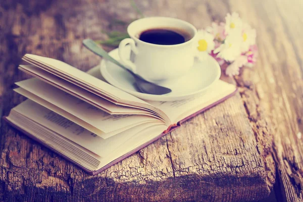 Nahaufnahme Der Kaffeetasse Mit Blumen Und Buch Auf Holztisch — Stockfoto