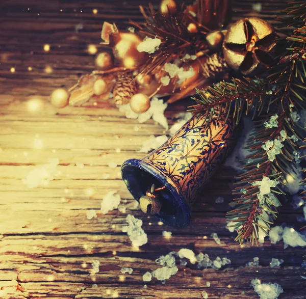 Προβολή Closeup Υποκατάστημα Δέντρο Έλατου Και Bell Διακοσμήσεις Χριστουγέννων Στυλ — Φωτογραφία Αρχείου