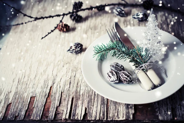 Vue Rapprochée Table Servie Pour Dîner Noël Décorée Cônes Pin — Photo