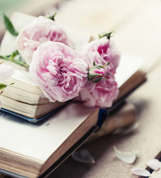 Rose Rosa Peonia Vecchi Libri Aperti Accatastati — Foto Stock