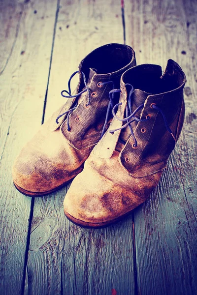 Vieilles Bottes Vintage Sales Sur Une Surface Bois Rouillée — Photo