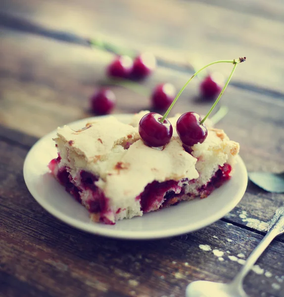 Torta Ciliegie Appetitoso Sfondo Legno — Foto Stock