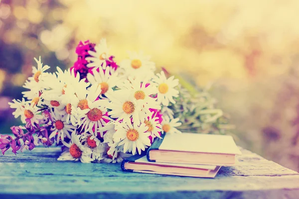 Bouquet Fleurs Rustiques Sur Table Jardin Avec Vieux Livres — Photo