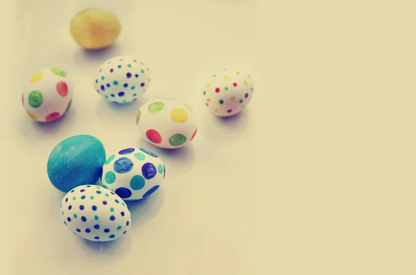 Huevos Pintados Colores Sobre Fondo Blanco —  Fotos de Stock