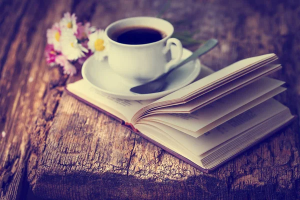 Närbild Bild Kaffekopp Med Blommor Och Bok Träbord — Stockfoto