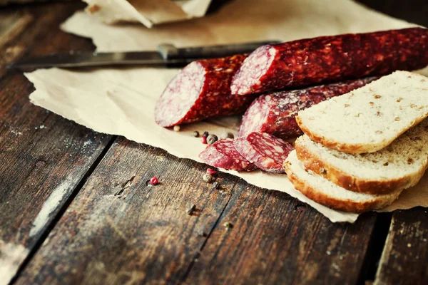 Saucisses Appétissantes Sur Tableau Bois Avec Des Épices — Photo