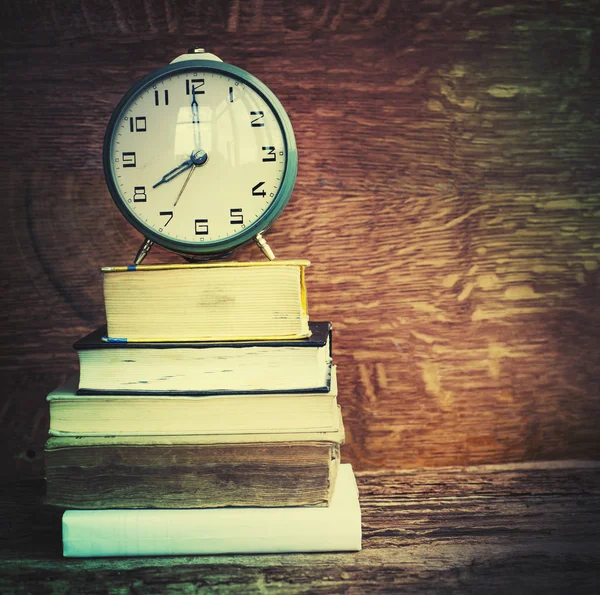 Grande Orologio Con Libri Sfondo Legno — Foto Stock