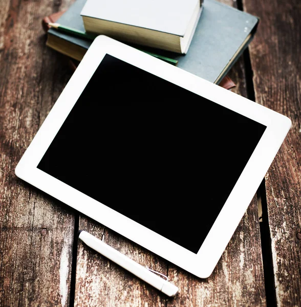Closeup Görünümünü Dijital Tablet Ahşap Masanın Üzerinde Yatan Dizüstü Bilgisayarlar — Stok fotoğraf