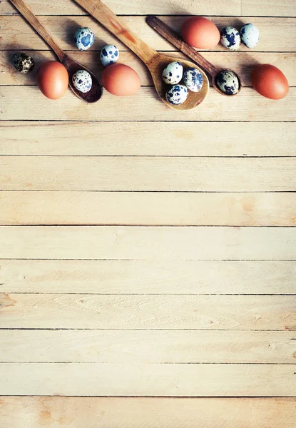 Vista Elevada Ovos Páscoa Colheres Fundo Madeira — Fotografia de Stock