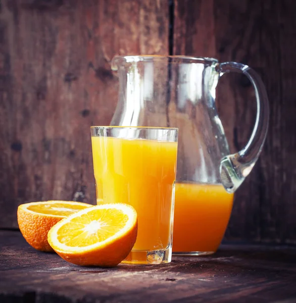 Pot Van Smakelijke Jus Orange Vruchten Houten Tafel — Stockfoto