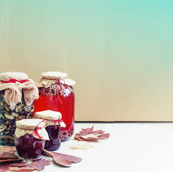 Mevsimlik Berry Reçel Komposto Ahşap Masa Üzerinde Konserve Mantar — Stok fotoğraf