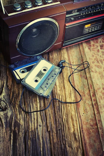 Hoofdtelefoon Met Cassettes Recorder Houten Achtergrond — Stockfoto