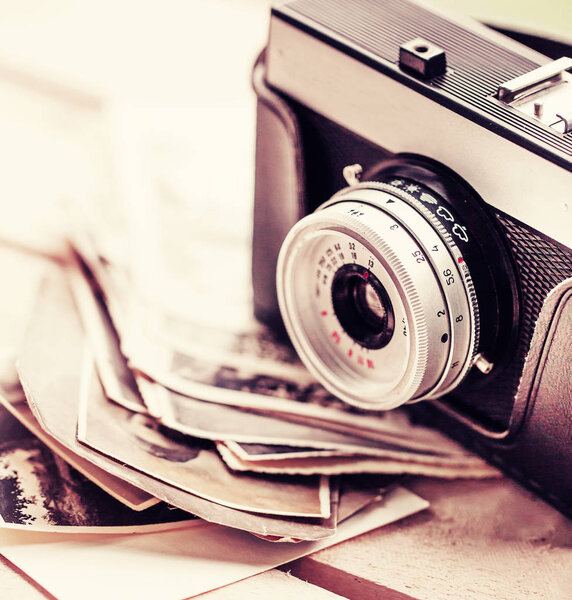 Вид крупным планом винтажной фотокамеры с фотографиями
