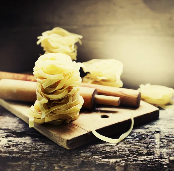 Nidos Fettuccine Con Rodillo Sobre Fondo Madera — Foto de Stock