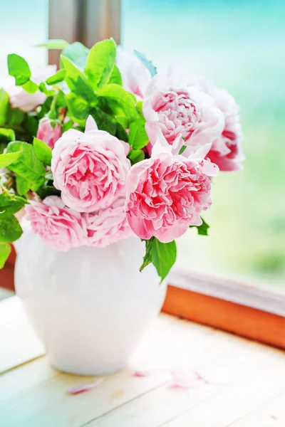 Rosas Peonía Rosa Fresca Jarrón Alféizar Ventana — Foto de Stock