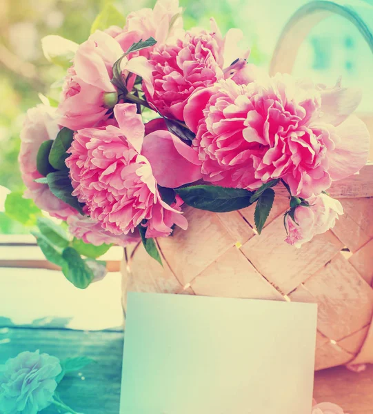 Pivoines Fraîches Avec Feuilles Dans Panier Sur Table Bois Avec — Photo