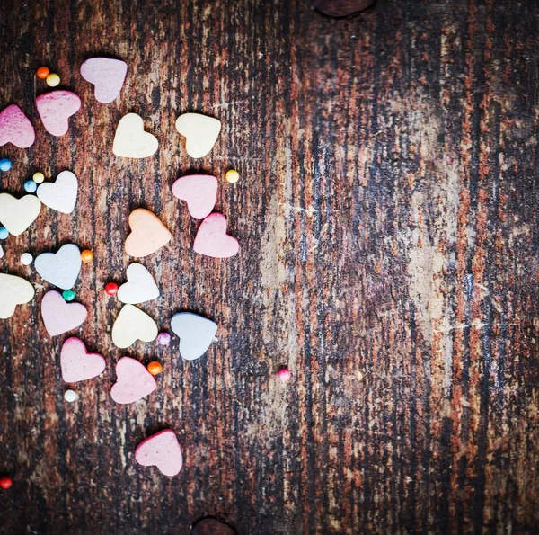Ahşap Arka Plan Üzerinde Renkli Romantik Kalpler — Stok fotoğraf