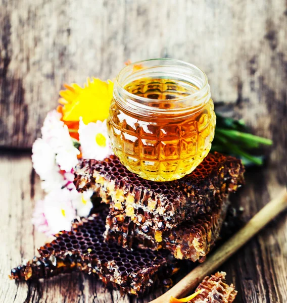 Honey Jar Honeycomb Wooden Spoon — Stock Photo, Image