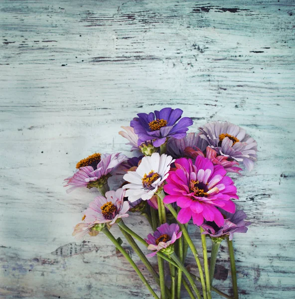 Helle Feldblumen Auf Rustikalem Holz — Stockfoto