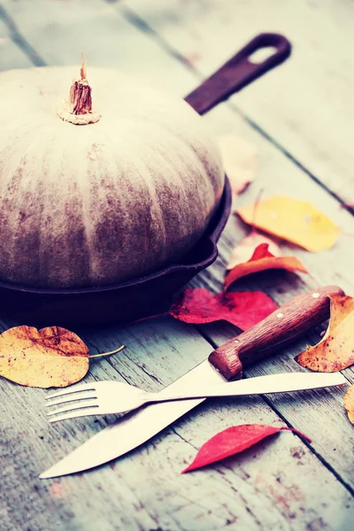 Zucca Grande Con Posate Foglie Sul Tavolo Legno — Foto Stock