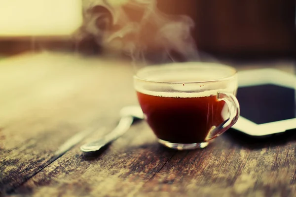 Glas Mit Heißem Espresso Und Digitalem Tablet Auf Holzoberfläche — Stockfoto