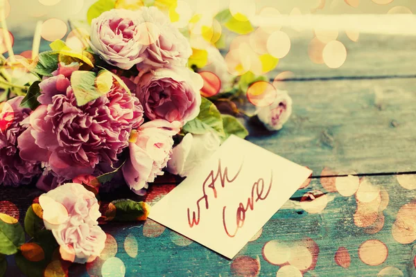 Boeket Roze Rozen Met Liefde Kaart Houten Tafel — Stockfoto