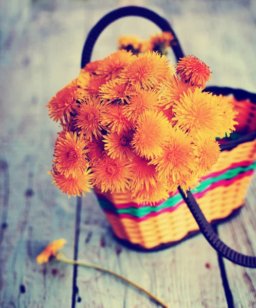 Dandelions Ahşap Masa Üzerinde Sepetle Closeup Görünümü — Stok fotoğraf