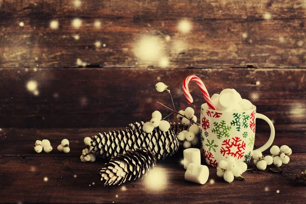 Vista Close Xícara Café Com Marshmallows Decorações Natal Sobre Mesa — Fotografia de Stock