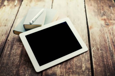 closeup görünümünü dijital tablet ve ahşap masanın üzerinde yatan dizüstü bilgisayarlar
