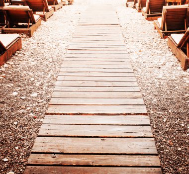 Kum plaj sandalye ile üzerinde ahşap plakalar