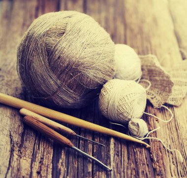 örgü iğne ve iplik ahşap masa üzerinde closeup görünümü