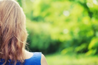 Dikiz doğaya karşı sarışın kadının arka plan bulanık