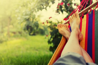 kadın bacakları yeşil bahçesinde hamak döşeme 