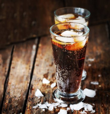 soda bardaklarda closeup görünümünü ahşap arka plan üzerinde