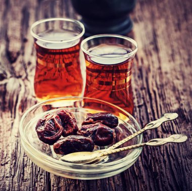 portre görünümünde tarihleri ile taze çay bardak